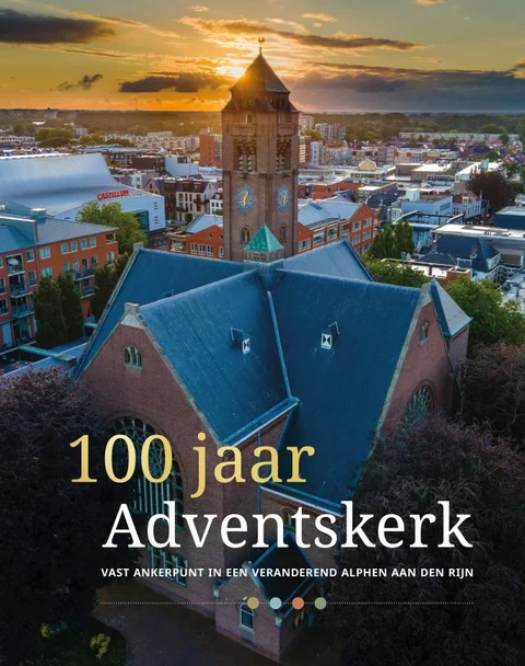 Boekomslag van 100 jaar Adventskerk. Vast ankerpunt in een veranderend Alphen aan den Rijn van Uitgeverij Matrijs